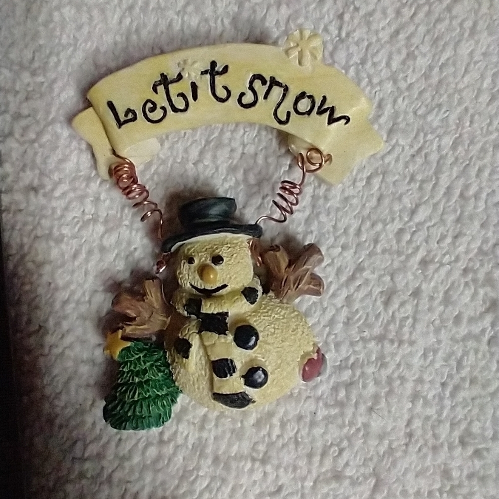 Christmas snowman ⛄ 🎁 holiday 🎄 ⛄ let it snow ❄️ 🌨️ brooch